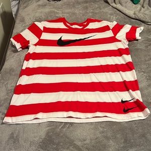 Unique style NIKE mens sporty tee!